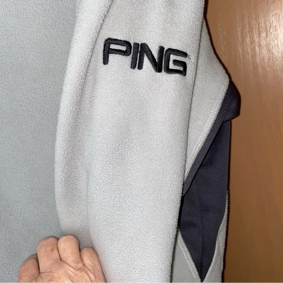 PING fleece half zipper fleece offers a deep breast pocket and wicking vents. - Picture 4 of 7
